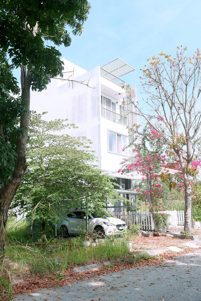 Ô tô đậu trước hiên nhà, trẻ con nô đùa bên vỉa hè