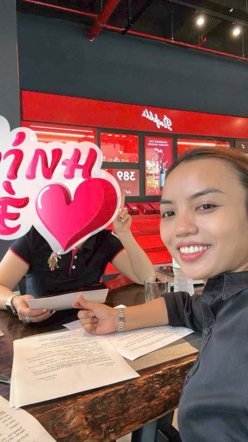 Nụ cười trên môi, kí kết thành công chuyển nhượng giá quá tốt